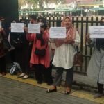 Orang tua calon siswa TNI AD menggelar aksi unjuk rasa terkait penipuan dan penggelapan dana di depan Kantor DPRD Sumatera Utara (Sumut) pada Selasa (11/2/2025). 