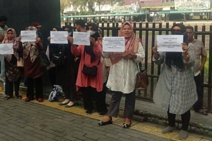 Orang tua calon siswa TNI AD menggelar aksi unjuk rasa terkait penipuan dan penggelapan dana di depan Kantor DPRD Sumatera Utara (Sumut) pada Selasa (11/2/2025). 