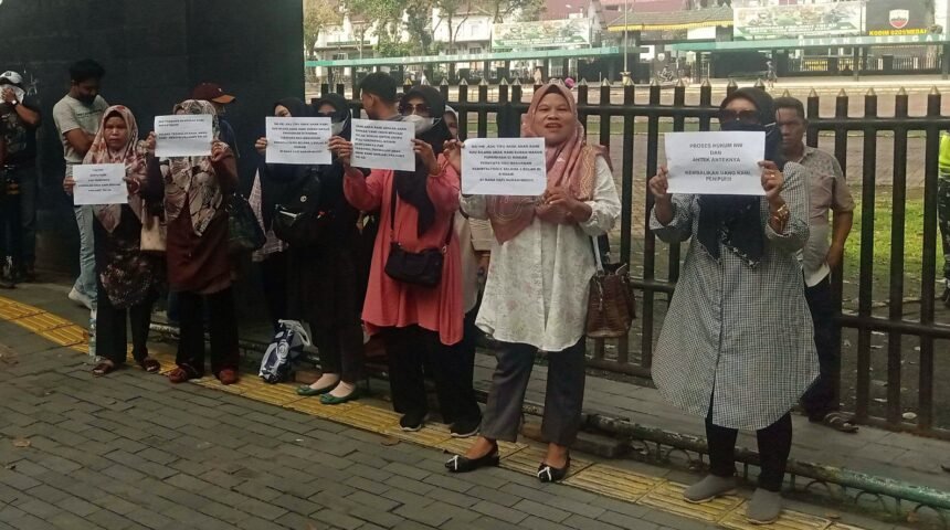 Orang tua calon siswa TNI AD menggelar aksi unjuk rasa terkait penipuan dan penggelapan dana di depan Kantor DPRD Sumatera Utara (Sumut) pada Selasa (11/2/2025). 