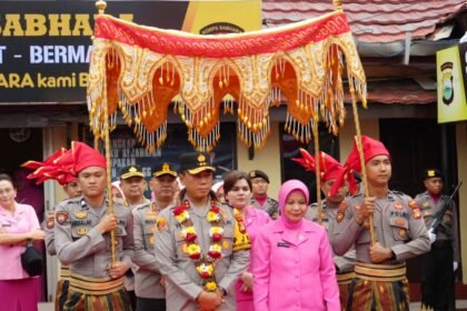 Kunjungan kerja Irjen Pol. Yudhiawan bersama Ny. Yunita Yudhiawan dan sejumlah pejabat utama Polda Sulsel ke Polres Pelabuhan Makassar. (bm)