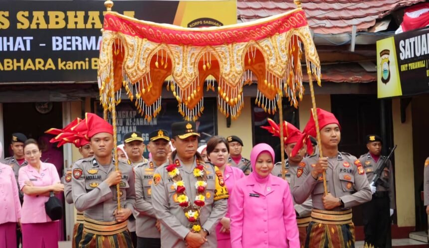 Kunjungan kerja Irjen Pol. Yudhiawan bersama Ny. Yunita Yudhiawan dan sejumlah pejabat utama Polda Sulsel ke Polres Pelabuhan Makassar. (bm)