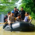Kapolda Sulsel bersama rombongan bergerak menuju lokasi banjir di Antang, Kecamatan Manggala, Kota Makassar, Kamis (13/2/2025).
