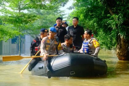 Kapolda Sulsel bersama rombongan bergerak menuju lokasi banjir di Antang, Kecamatan Manggala, Kota Makassar, Kamis (13/2/2025).