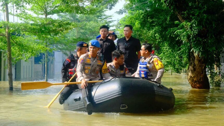 Kapolda Sulsel bersama rombongan bergerak menuju lokasi banjir di Antang, Kecamatan Manggala, Kota Makassar, Kamis (13/2/2025).