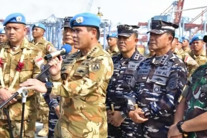 KRI Diponegoro dan Heli Panther pulang dari misi PBB, kedatangan mereka di Dermaga Kolinlamil, Jakarta Utara Jumat (14/2/2025), disambut oleh Kepala Staf Angkatan Laut (Kasal) Laksamana TNI Dr. Muhammad Ali.