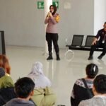 Kapolsek Kawasan Soeta, AKP Andi Sukmawati, memberikan sosialisasi penyuluhan Kamtibmas kepada para penjual asongan.
