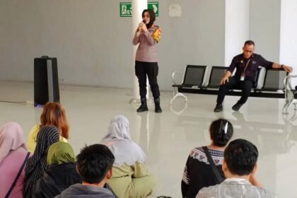 Kapolsek Kawasan Soeta, AKP Andi Sukmawati, memberikan sosialisasi penyuluhan Kamtibmas kepada para penjual asongan.