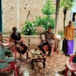 Bhabinkamtibmas bersama Babinsa bersilaturahmi ke warga Dusun Pammase, Desa Tangke Bajeng, Kecamatan Bajeng, Kabupaten Gowa (17/2/2025).
