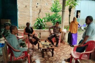 Bhabinkamtibmas bersama Babinsa bersilaturahmi ke warga Dusun Pammase, Desa Tangke Bajeng, Kecamatan Bajeng, Kabupaten Gowa (17/2/2025).