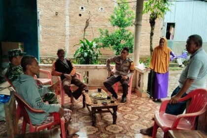 Bhabinkamtibmas bersama Babinsa bersilaturahmi ke warga Dusun Pammase, Desa Tangke Bajeng, Kecamatan Bajeng, Kabupaten Gowa (17/2/2025).