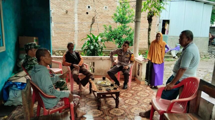 Bhabinkamtibmas bersama Babinsa bersilaturahmi ke warga Dusun Pammase, Desa Tangke Bajeng, Kecamatan Bajeng, Kabupaten Gowa (17/2/2025).