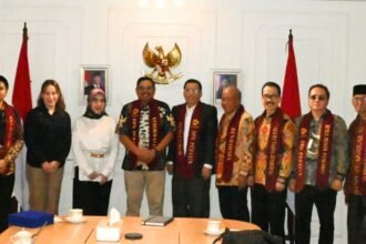 Sekretaris Jenderal Kementerian Komunikasi dan Digital (KOMDIGI) RI, Dr. Ir. Ismail, M.T., dalam pertemuan dengan jajaran Dewan Pimpinan Nasional PERATIN di kantor KOMDIGI, Jakarta Pusat, Februari 2025.