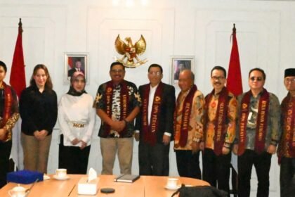 Sekretaris Jenderal Kementerian Komunikasi dan Digital (KOMDIGI) RI, Dr. Ir. Ismail, M.T., dalam pertemuan dengan jajaran Dewan Pimpinan Nasional PERATIN di kantor KOMDIGI, Jakarta Pusat, Februari 2025.