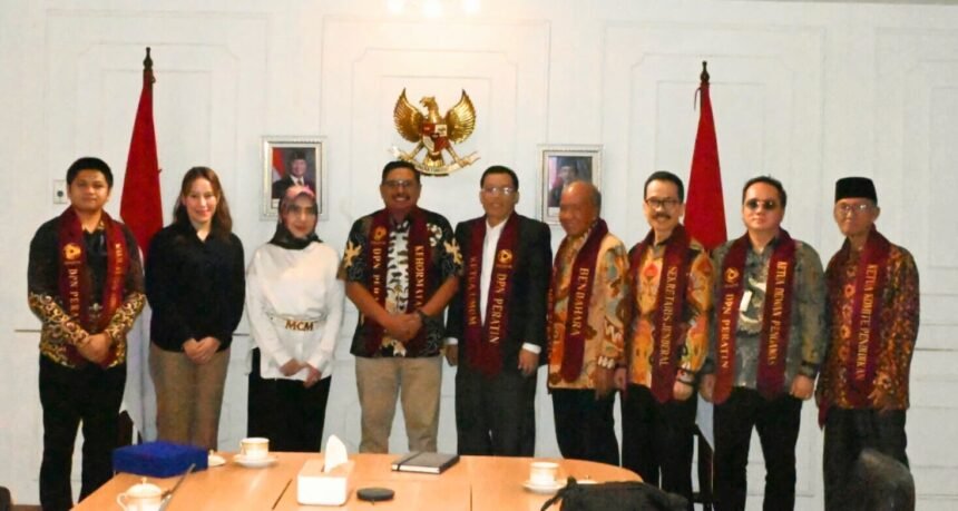 Sekretaris Jenderal Kementerian Komunikasi dan Digital (KOMDIGI) RI, Dr. Ir. Ismail, M.T., dalam pertemuan dengan jajaran Dewan Pimpinan Nasional PERATIN di kantor KOMDIGI, Jakarta Pusat, Februari 2025.