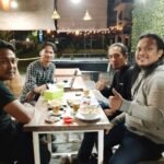 Diskusi santai bersama sejumlah jurnalis di sebuah warkop di Kota Makassar,(17/2/2025). 
