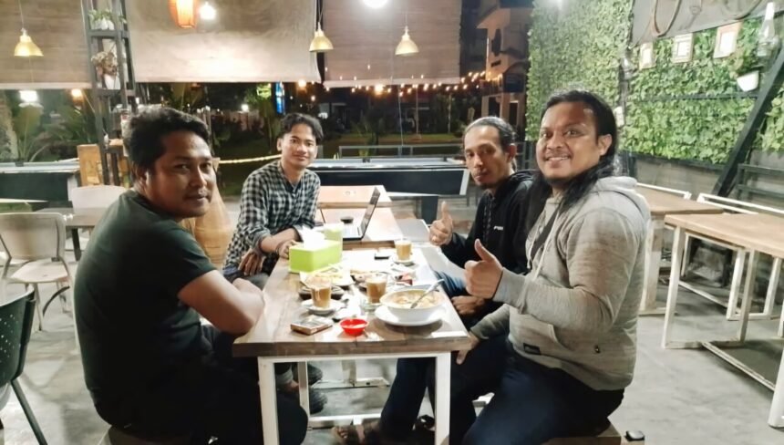 Diskusi santai bersama sejumlah jurnalis di sebuah warkop di Kota Makassar,(17/2/2025). 