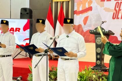 Tiga narapidana terorisme (napiter) dengan lantang mengucapkan ikrar setia kepada Negara Kesatuan Republik Indonesia (NKRI), (19/2/2025). (bahri/gwi/ho)
