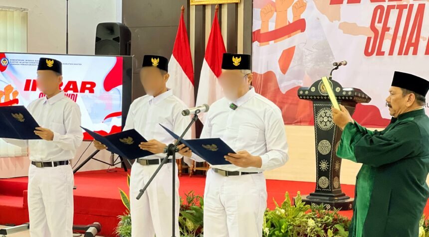 Tiga narapidana terorisme (napiter) dengan lantang mengucapkan ikrar setia kepada Negara Kesatuan Republik Indonesia (NKRI), (19/2/2025). (bahri/gwi/ho)