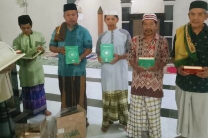 BWA dan aktivis pemuda Enrekang distribusikan 5.000 Mushaf Al-Qur’an.