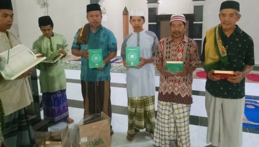 BWA dan aktivis pemuda Enrekang distribusikan 5.000 Mushaf Al-Qur’an.