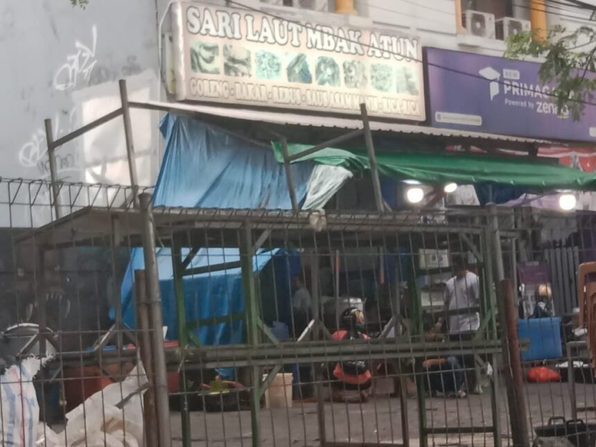 Limbah warung makan dikeluhkan warga di Jalan Ujung Pandang Makassar, (19/2/2025).