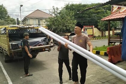 Polsek Makassar melakukan terobosan usaha ketahanan pangan di lahan kosong belakang Mapolsek, Jalan Kerung-Kerung, Kelurahan Maccini Gusung, Kecamatan Makassar, (20/2/2025).