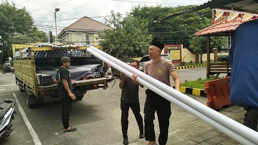 Polsek Makassar melakukan terobosan usaha ketahanan pangan di lahan kosong belakang Mapolsek, Jalan Kerung-Kerung, Kelurahan Maccini Gusung, Kecamatan Makassar, (20/2/2025).