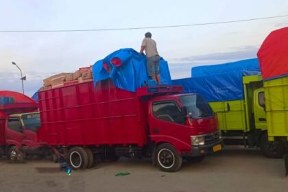 Penahanan empat truk bermuatan kapur dan karbon pada 2 Februari 2025 di Pelabuhan Feri Namlea.