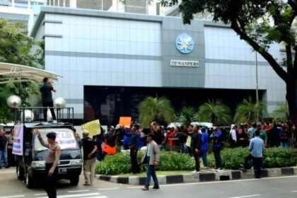 Aksi demonstrasi di depan gedung Dewan Pers.