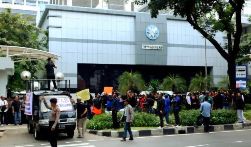 Aksi demonstrasi di depan gedung Dewan Pers.
