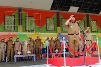 Wabup Enrekang pimpin apel perdana yang digelar di Lapangan Abu Bakar Lambogo Batili Enrekang dan diikuti oleh seluruh jajaran Aparatur Sipil Negara (ASN) Kabupaten Enrekang, (24/2/2025).