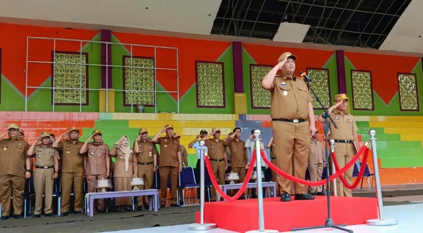 Wabup Enrekang pimpin apel perdana yang digelar di Lapangan Abu Bakar Lambogo Batili Enrekang dan diikuti oleh seluruh jajaran Aparatur Sipil Negara (ASN) Kabupaten Enrekang, (24/2/2025).