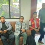 Alwan Sihadji, SH, (Rompi Tahanan Kejaksaan) Kepala Desa Bonea, Kecamatan Pasimarannu, Kabupaten Kepulauan Selayar bersama kuasa hukumnya Ratna Kahali, SH, dan Muhammad Sirul Haq, SH, C.NSP, C.CL. (sh/ho/mp)