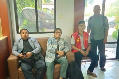 Alwan Sihadji, SH, (Rompi Tahanan Kejaksaan) Kepala Desa Bonea, Kecamatan Pasimarannu, Kabupaten Kepulauan Selayar bersama kuasa hukumnya Ratna Kahali, SH, dan Muhammad Sirul Haq, SH, C.NSP, C.CL. (sh/ho/mp)