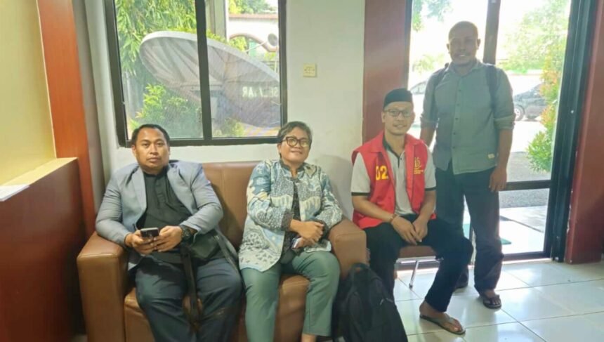 Alwan Sihadji, SH, (Rompi Tahanan Kejaksaan) Kepala Desa Bonea, Kecamatan Pasimarannu, Kabupaten Kepulauan Selayar bersama kuasa hukumnya Ratna Kahali, SH, dan Muhammad Sirul Haq, SH, C.NSP, C.CL. (sh/ho/mp)