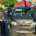 Satlantas Gowa Tindak Pick-Up ODOL di Simpang Jalan Andi Mallombassang - Jalan Masjid Raya, Gowa, Selasa (25/2/2025).