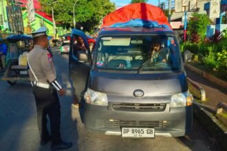 Satlantas Gowa Tindak Pick-Up ODOL di Simpang Jalan Andi Mallombassang - Jalan Masjid Raya, Gowa, Selasa (25/2/2025).