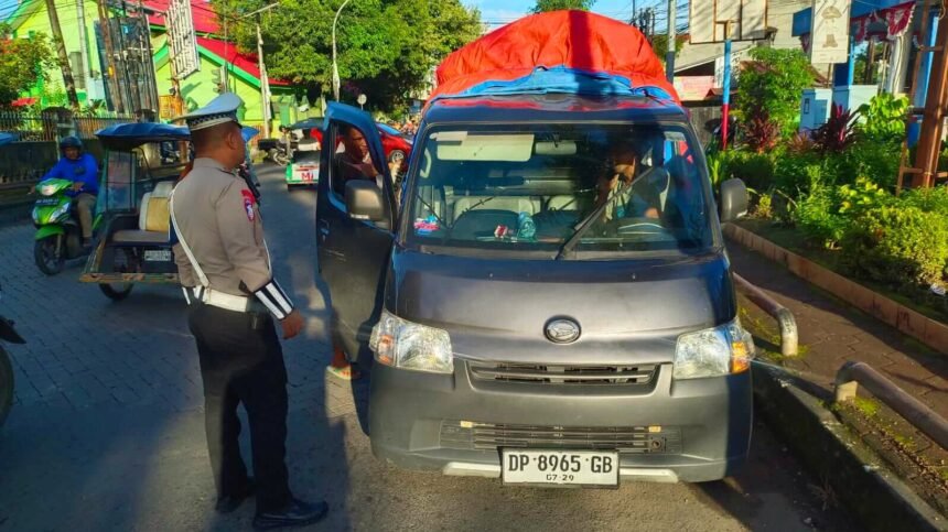 Satlantas Gowa Tindak Pick-Up ODOL di Simpang Jalan Andi Mallombassang - Jalan Masjid Raya, Gowa, Selasa (25/2/2025).