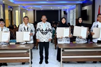 Kepala Dinas Komunikasi dan Infromatika Sumatera Utara, Ilyas Sitorus, sekaligus Pelaksana harian (Plh) Ketua Persatuan Guru Republik Indonesia (PGRI) Sumut, pada acara pelantikan dan pengukuhan Pengurus Perwakilan Yayasan Pembina Lembaga Pendidikan (YPLP) dan Asosiasi Profesi dan Keahlian Sejenis (APKS) PGRI Provinsi Sumut, di Aula Transparansi Dinas Kominfo Sumut.