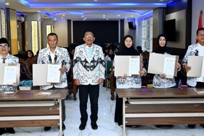 Kepala Dinas Komunikasi dan Infromatika Sumatera Utara, Ilyas Sitorus, sekaligus Pelaksana harian (Plh) Ketua Persatuan Guru Republik Indonesia (PGRI) Sumut, pada acara pelantikan dan pengukuhan Pengurus Perwakilan Yayasan Pembina Lembaga Pendidikan (YPLP) dan Asosiasi Profesi dan Keahlian Sejenis (APKS) PGRI Provinsi Sumut, di Aula Transparansi Dinas Kominfo Sumut.