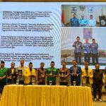 Tujuh Ketum Ormas Pemuda Lintas Agama foto bersama Ketua Komisi HAK KWI, Mgr Christophorus Tri Harsono, Sekretaris Kom HAK KWI Rm Aloysius Budi Purnomo Pr, Romo Damianus Fadjar Tedjo Soekarno Pr (Keuskupan Malang), Herman Handoko (CEO PT Finansial Integrasi Teknologi/Pinjam Modal), Erben Noerman (COO PT Mitra Rukun Sejati)Asni Ovier Dengen Paluin (Ketua PWKI) dan Mercy Tirayoh (Wakil Ketua PWKI) dan Pengajar Bidang Ideologi Lemhannas RI, AM Putut Prabantoro , usai pemberian anugerah Sehati Seperjalanan di KWI, Jakarta, Selasa (25/2/2025).