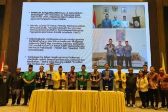 Tujuh Ketum Ormas Pemuda Lintas Agama foto bersama Ketua Komisi HAK KWI, Mgr Christophorus Tri Harsono, Sekretaris Kom HAK KWI Rm Aloysius Budi Purnomo Pr, Romo Damianus Fadjar Tedjo Soekarno Pr (Keuskupan Malang), Herman Handoko (CEO PT Finansial Integrasi Teknologi/Pinjam Modal), Erben Noerman (COO PT Mitra Rukun Sejati)Asni Ovier Dengen Paluin (Ketua PWKI) dan Mercy Tirayoh (Wakil Ketua PWKI) dan Pengajar Bidang Ideologi Lemhannas RI, AM Putut Prabantoro , usai pemberian anugerah Sehati Seperjalanan di KWI, Jakarta, Selasa (25/2/2025).