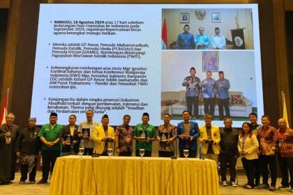 Tujuh Ketum Ormas Pemuda Lintas Agama foto bersama Ketua Komisi HAK KWI, Mgr Christophorus Tri Harsono, Sekretaris Kom HAK KWI Rm Aloysius Budi Purnomo Pr, Romo Damianus Fadjar Tedjo Soekarno Pr (Keuskupan Malang), Herman Handoko (CEO PT Finansial Integrasi Teknologi/Pinjam Modal), Erben Noerman (COO PT Mitra Rukun Sejati)Asni Ovier Dengen Paluin (Ketua PWKI) dan Mercy Tirayoh (Wakil Ketua PWKI) dan Pengajar Bidang Ideologi Lemhannas RI, AM Putut Prabantoro , usai pemberian anugerah Sehati Seperjalanan di KWI, Jakarta, Selasa (25/2/2025).