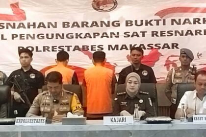 Kapolrestabes Makassar, Kombes Pol Arya Pradana, S.I.K., memimpin langsung kegiatan pemusnahan 1,4 kg sabu hasil pengungkapan kasus, didampingi Kasat Narkoba Polrestabes Makassar, AKBP Lulik, S.I.K., serta perwakilan dari Labfor Polda Sulsel dan Kejaksaan Negeri Makassar, (26/2/2025).