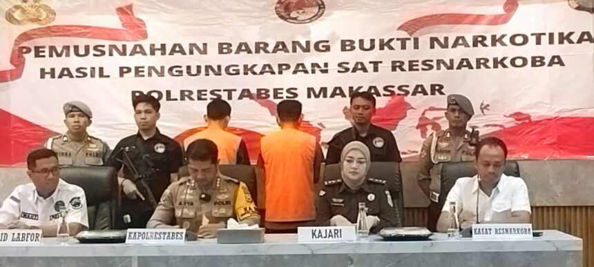 Kapolrestabes Makassar, Kombes Pol Arya Pradana, S.I.K., memimpin langsung kegiatan pemusnahan 1,4 kg sabu hasil pengungkapan kasus, didampingi Kasat Narkoba Polrestabes Makassar, AKBP Lulik, S.I.K., serta perwakilan dari Labfor Polda Sulsel dan Kejaksaan Negeri Makassar, (26/2/2025).