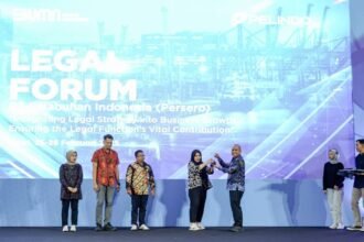 Pelindo Regional 4 meraih penghargaan Best Law Service di Pelindo Legal Forum 2025.
