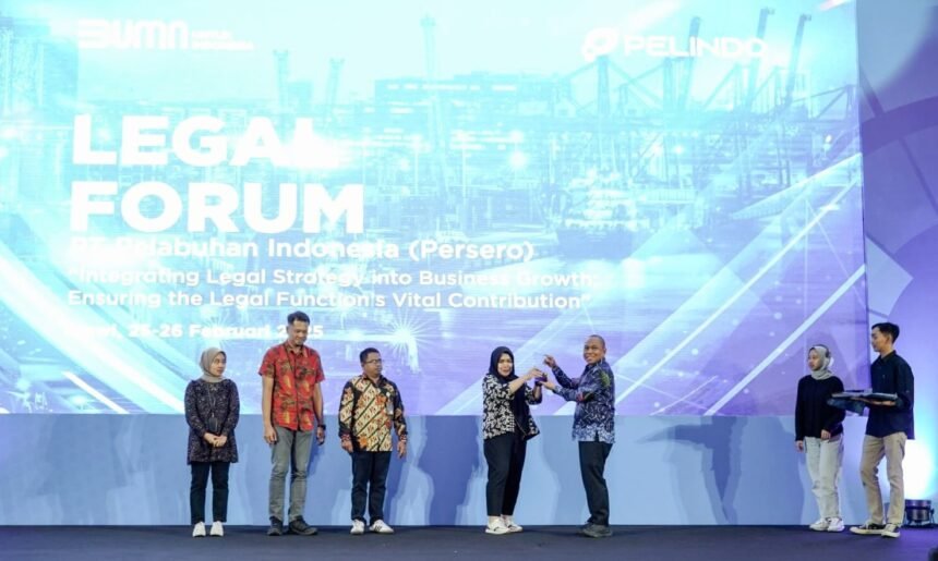 Pelindo Regional 4 meraih penghargaan Best Law Service di Pelindo Legal Forum 2025.