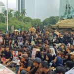 Aksi "Indonesia Gelap" di Patung kuda kawasan Monas, (21/2/2025).