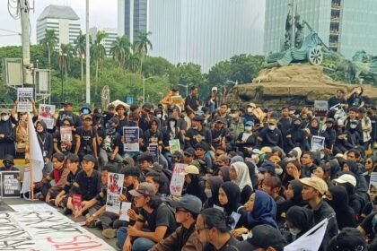 Aksi "Indonesia Gelap" di Patung kuda kawasan Monas, (21/2/2025).