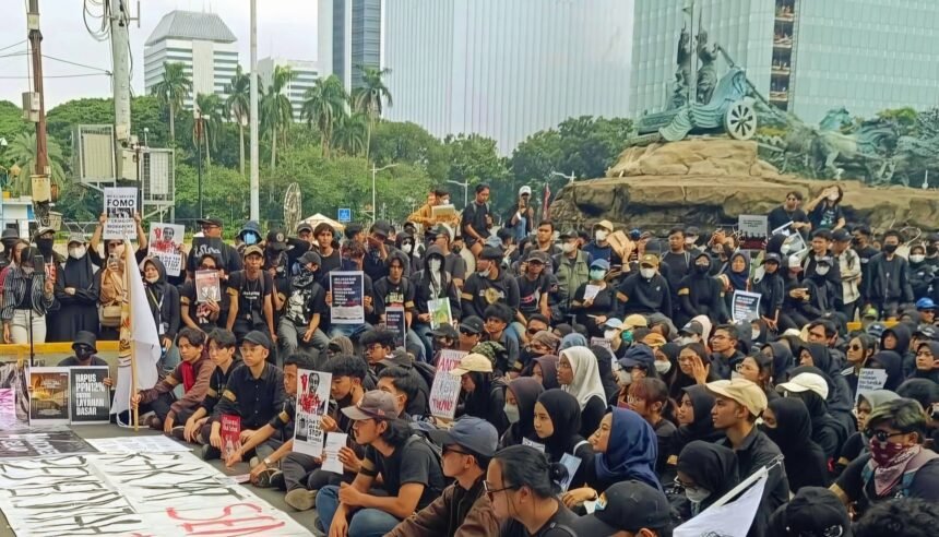 Aksi "Indonesia Gelap" di Patung kuda kawasan Monas, (21/2/2025).